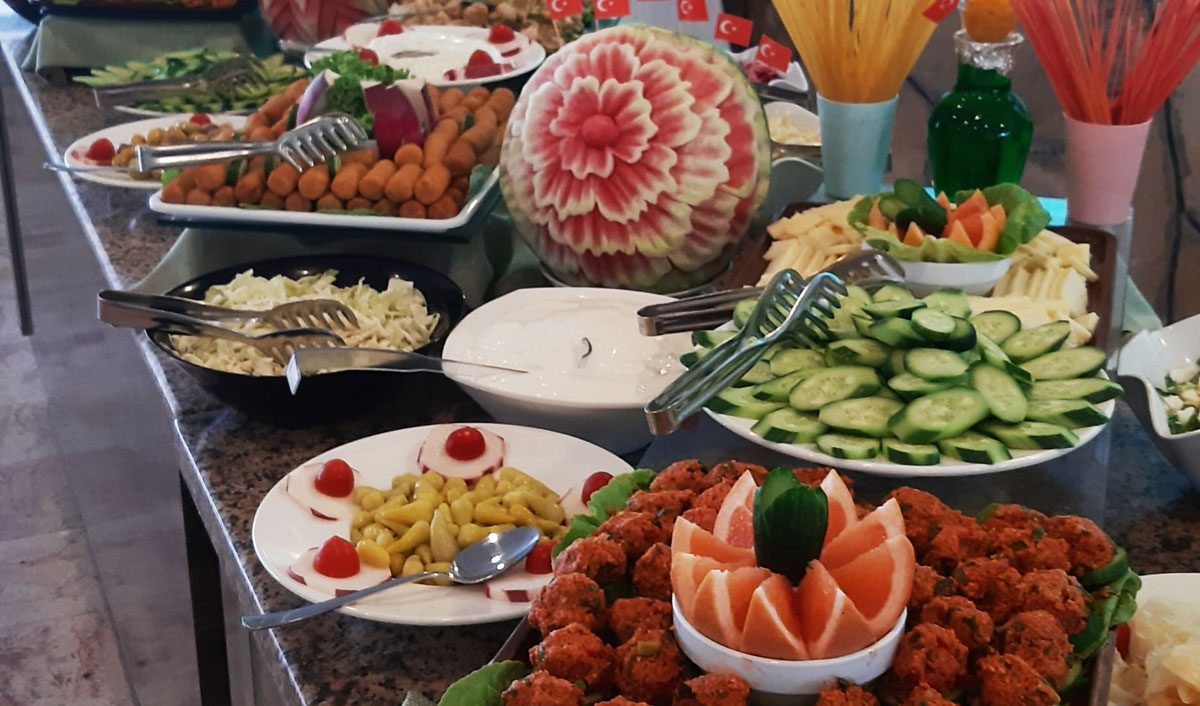 Leckeres Essen und Wassermelonen