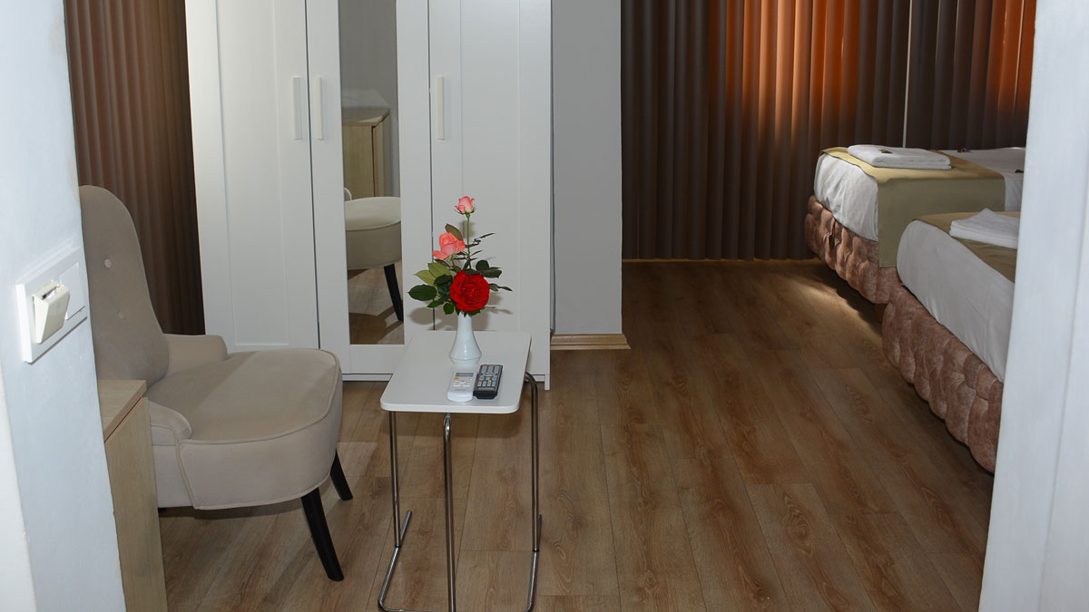 Rose auf dem Tisch im Zimmer