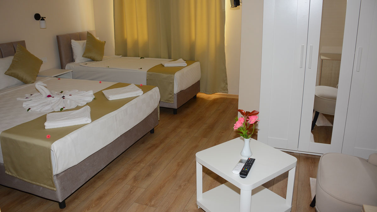 Rose auf dem Tisch im Zimmer