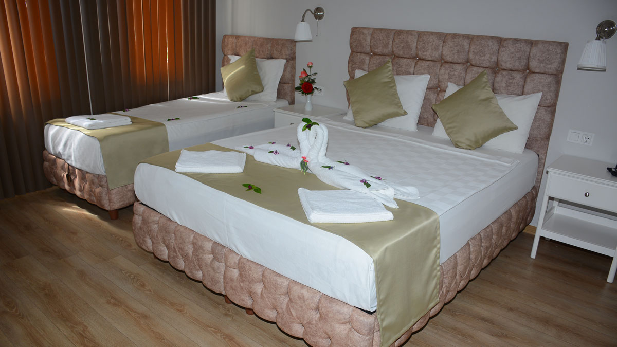 Herz und Schwan aus Handtüchern auf dem Bett