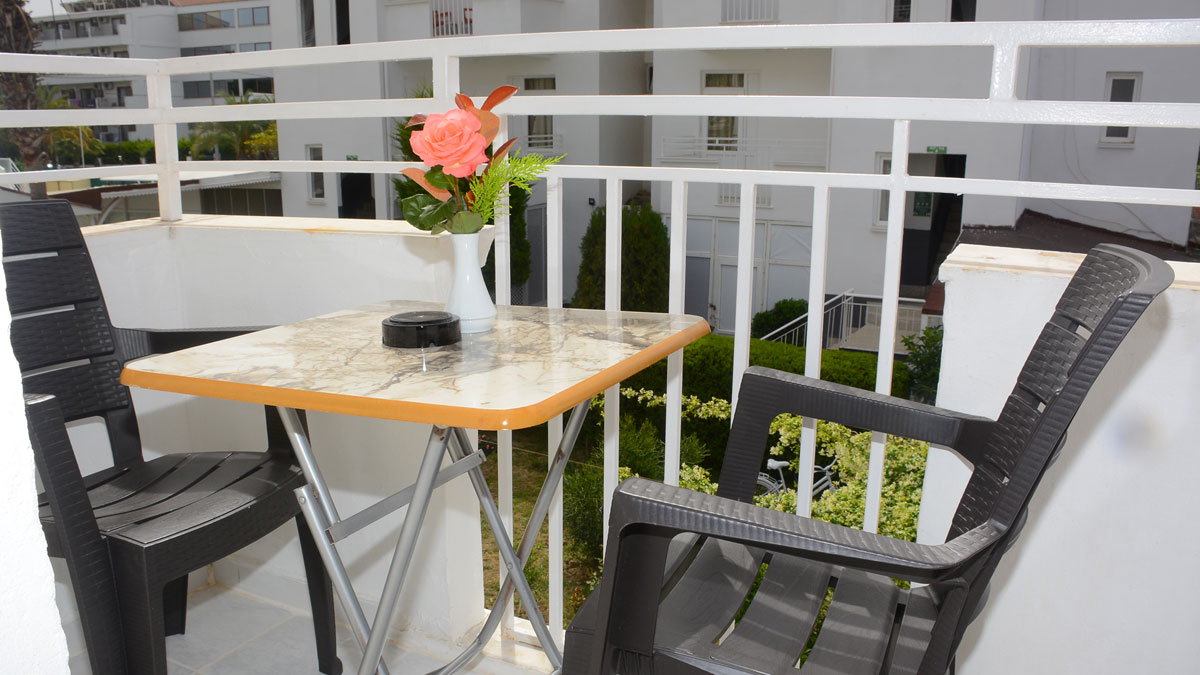 Rose auf einem Tisch auf dem Balkon