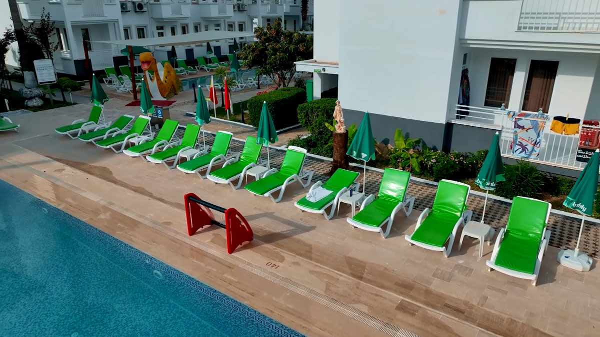 Sonnenliegen am Pool