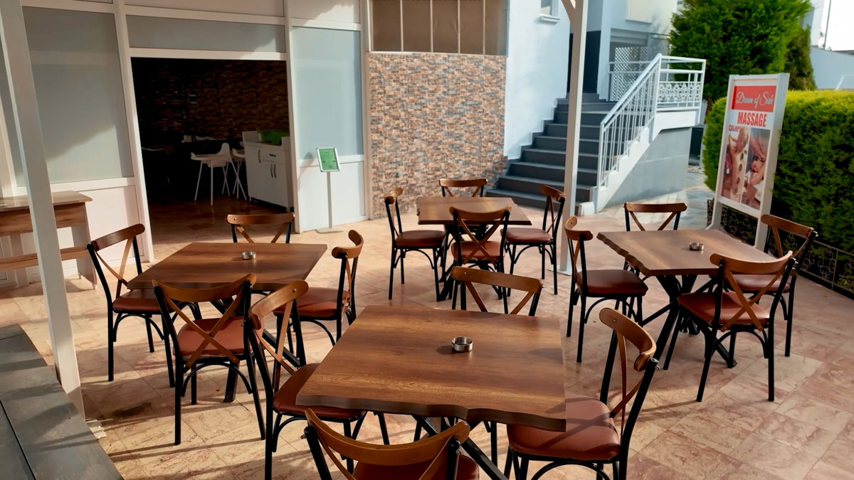 Tische an der Bar