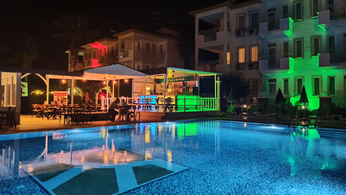 Pool und Bar am Abend