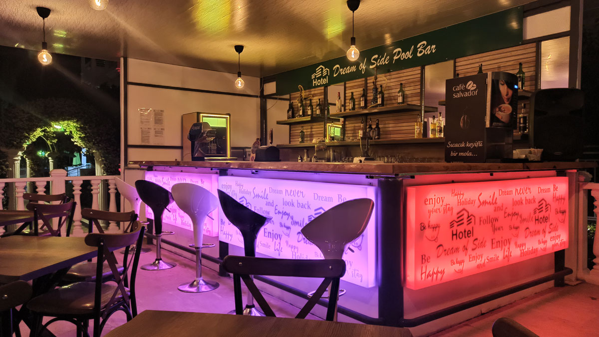 Bar in der nacht