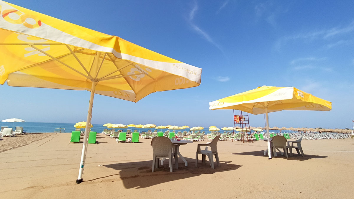 Sonnenschirme am Strand