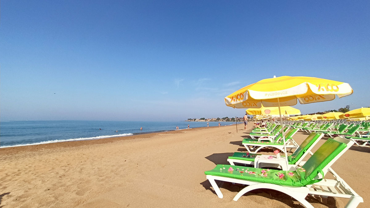 Strand, Sonnenschirme und Sonnenliegen